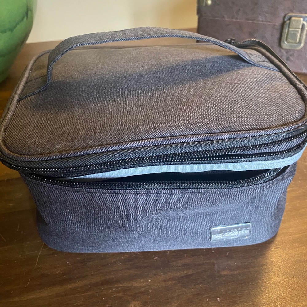 Essential oil carrying case